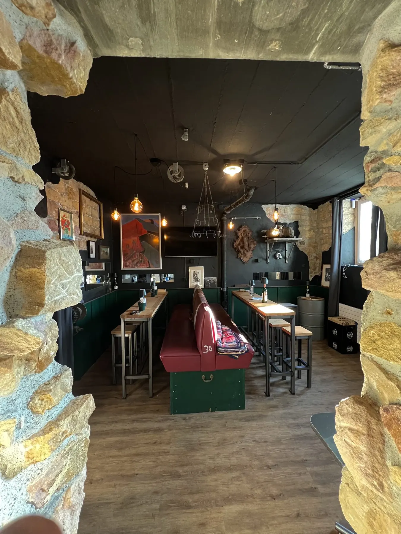 Der Gewölbekeller der Bar UG 29 mit Felswänden