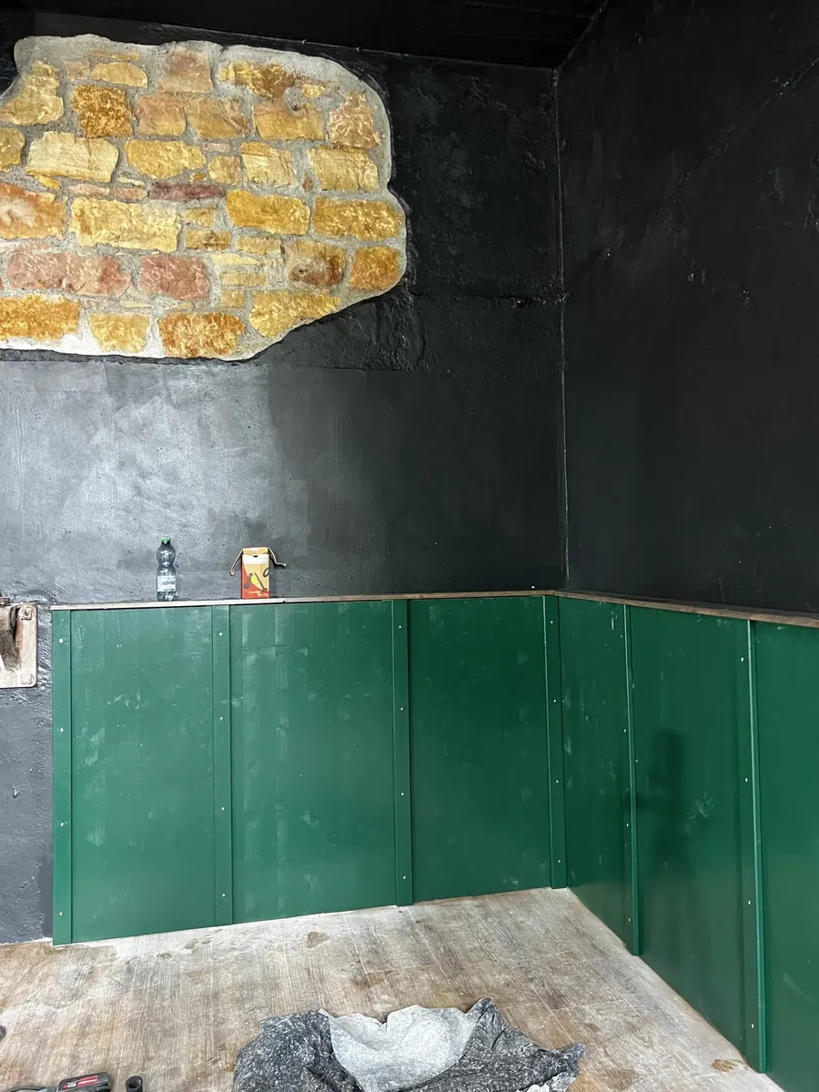 Grüne Wand im Keller