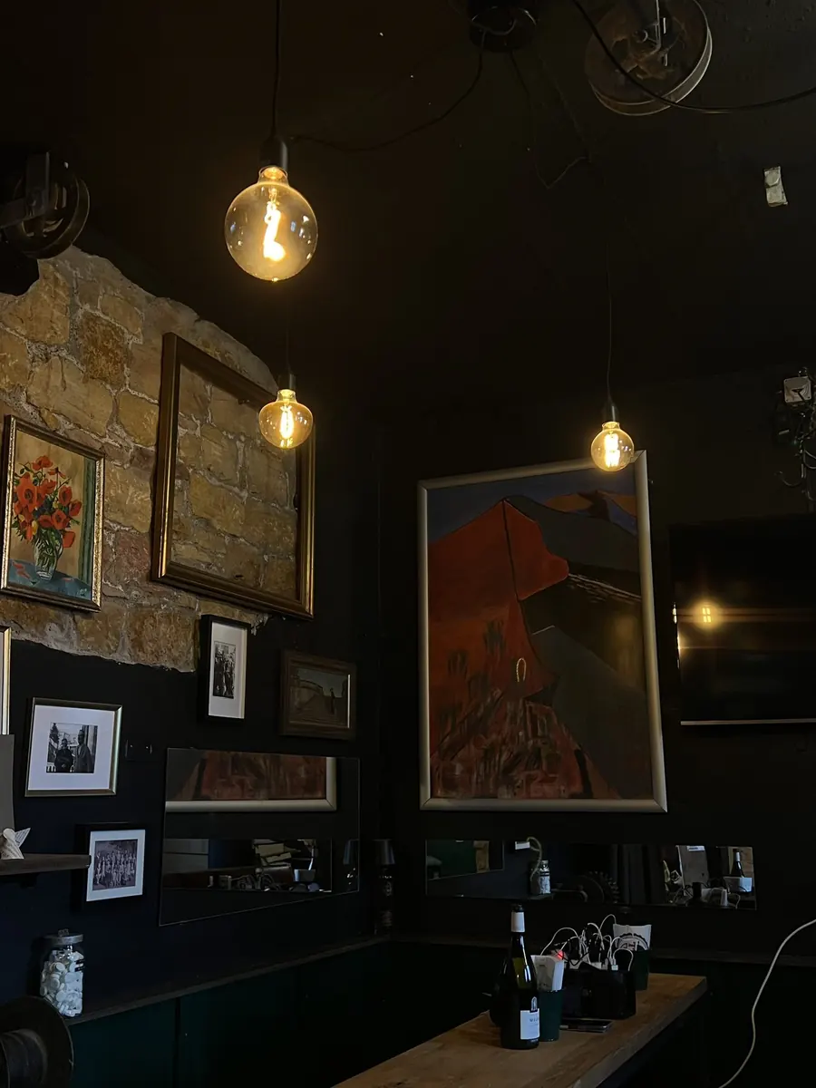 Warme Lampen im Keller