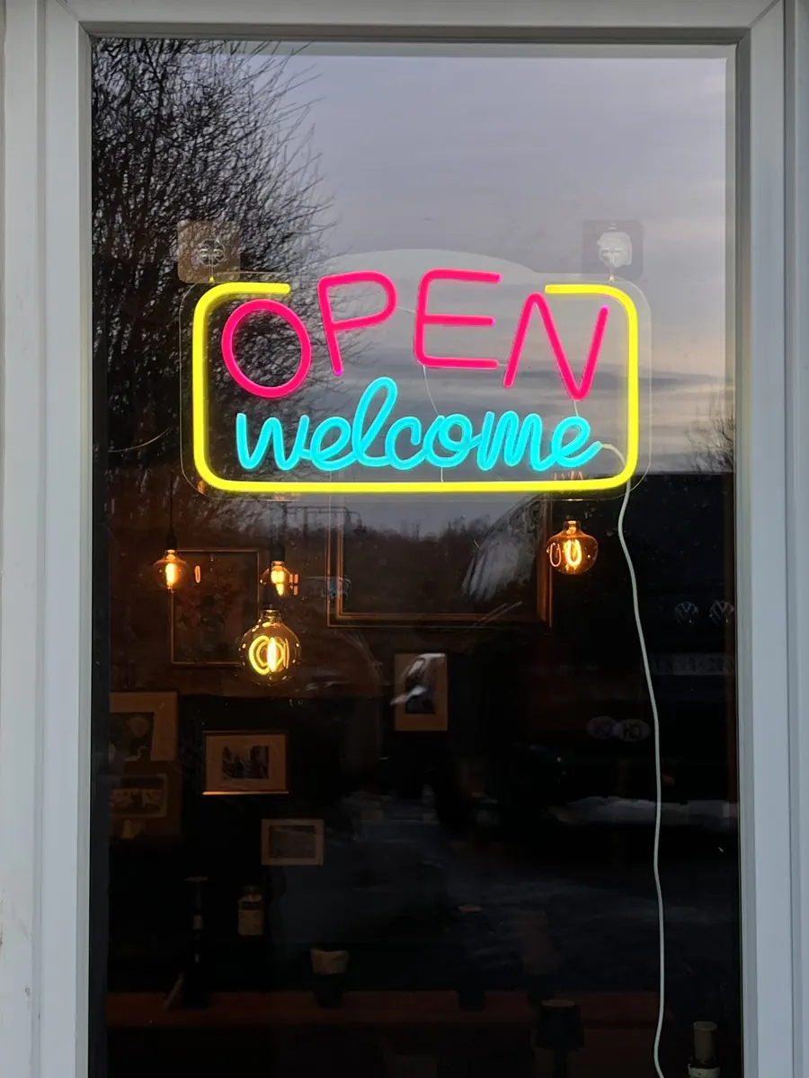 Das Neon-Schild OPEN im Fenster der Bar UG 29