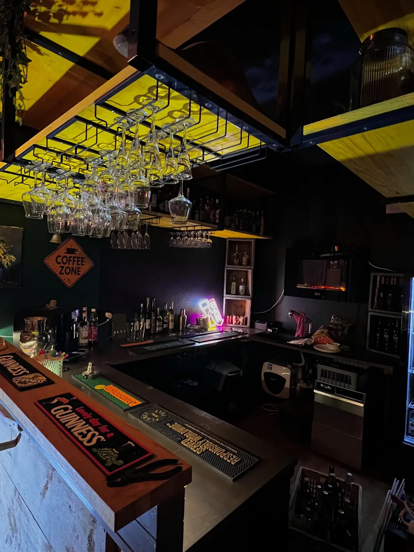 Der Tresen der Bar UG 29 im Gewölbekeller mit warmem Licht