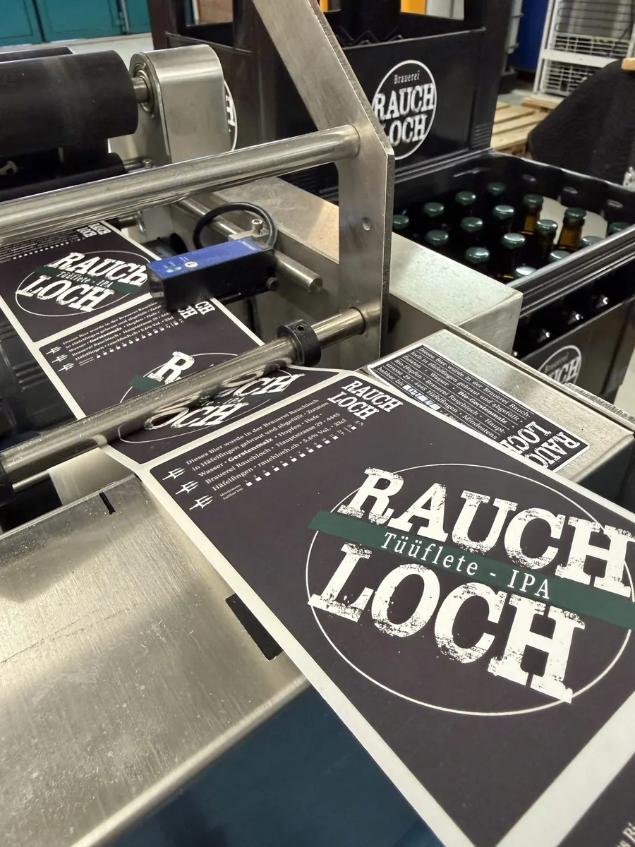 Abfüllung mit Etiketten des Tüüflete IPA