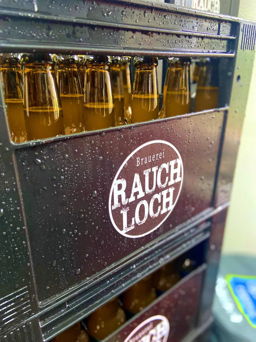 Gekühlte Flaschen mit dem Rauchloch-Logo