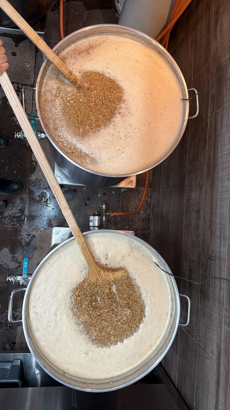 Die Maische in zwei grossen Töpfen