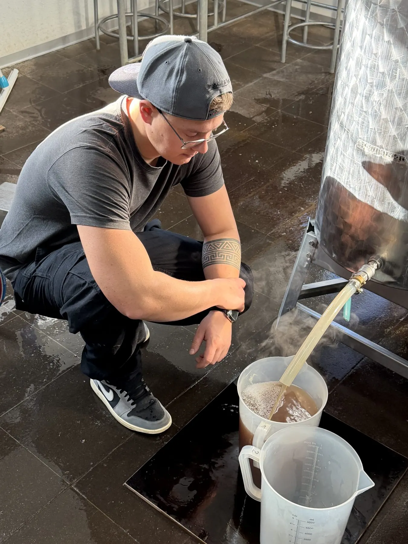 Beim Rühren der Maische von Hand in der Brauerei
