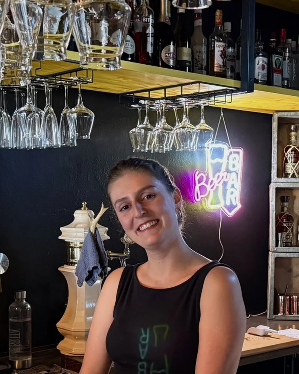 Julia Schoch hinter dem Tresen im UG 29